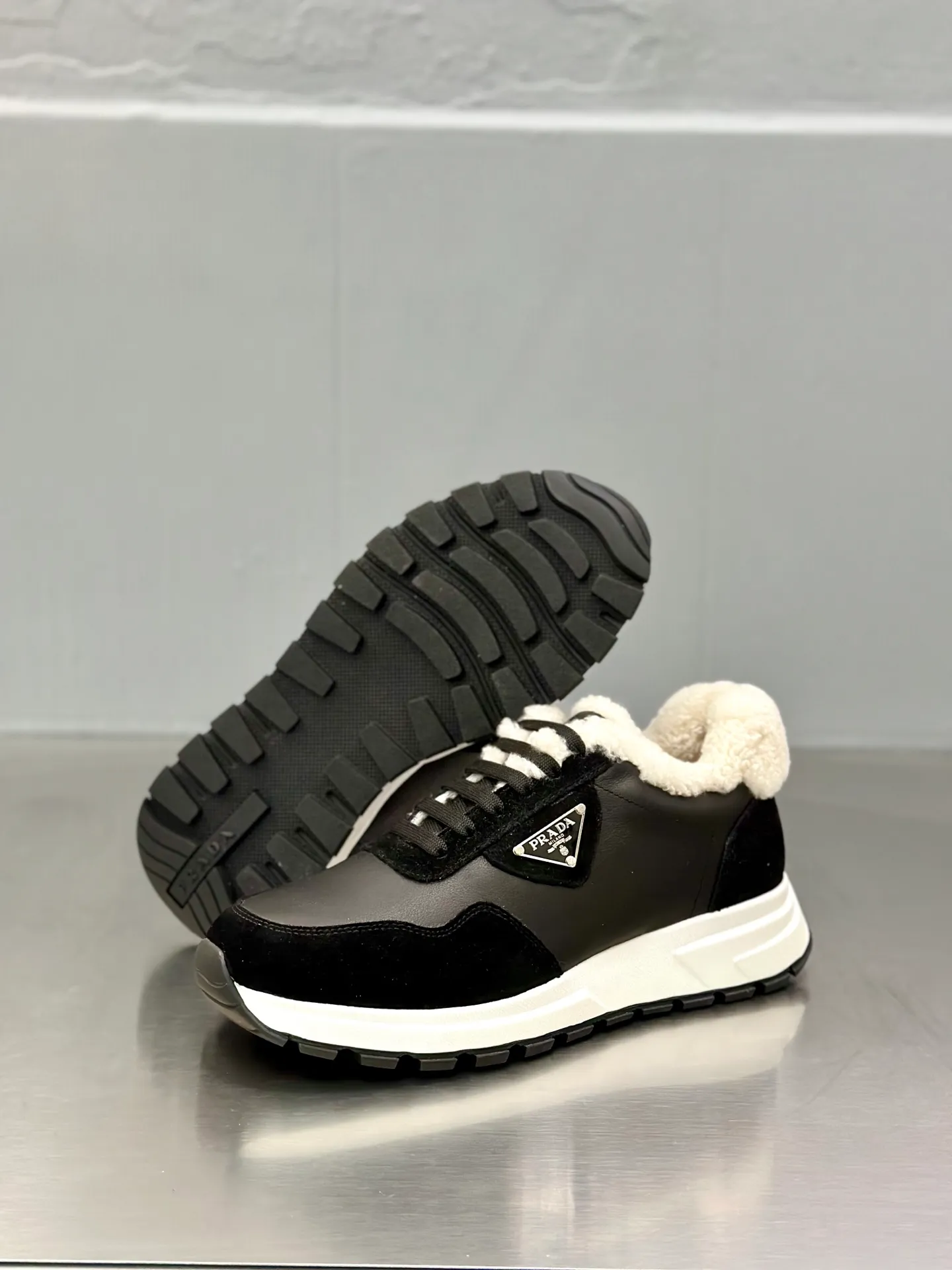 💰780 Prada/Prada men's new wool sneakers. This sneaker presents a modern version, reinterpreting the brand's archive style with clean lines and smooth details. The shoes are made of calf leather and technical fabric, with a triangular metal logo on the outside, bright TPU decoration on the heel, and a longer and padded inner heel design for a more comfortable fit. The tongue is decorated with a silk-screen logo, and is paired with a hollow rubber sole on the heel. The full cowhide lining comes standard with logo cowhide foot pads, making the upper foot taller, more comfortable, and versatile! Comes with full original packaging! Size: 39-40-41-42-43-44 standard leather shoe size (45 can be customized and does not support returns)
